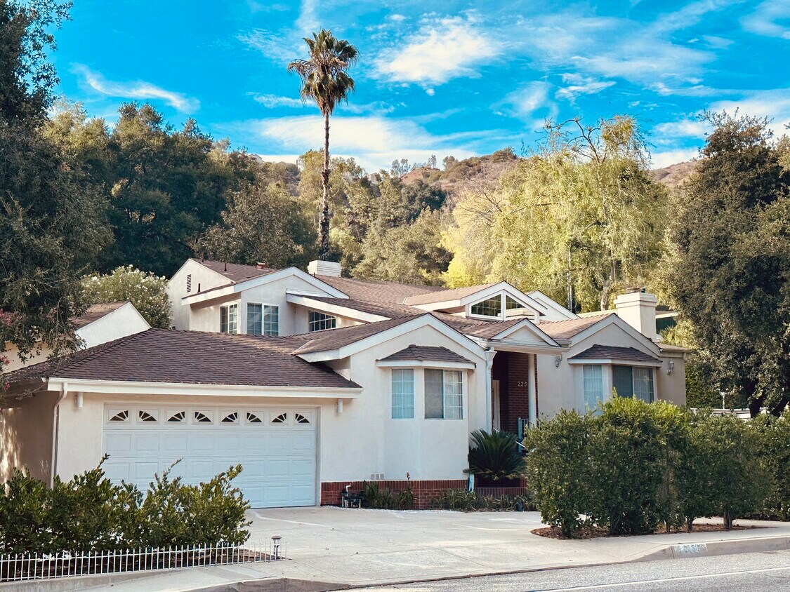 Foto principal - 2255 E Chevy Chase Dr