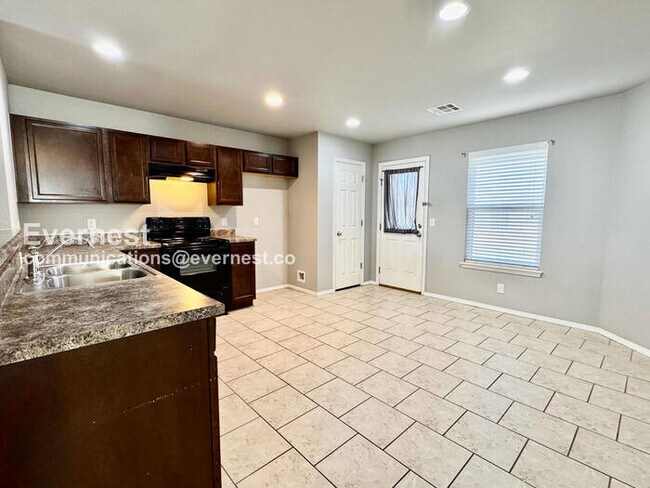 Building Photo - 3 Bed, 2 Bath Home with Garage / Pet-Friendly / Available Now!