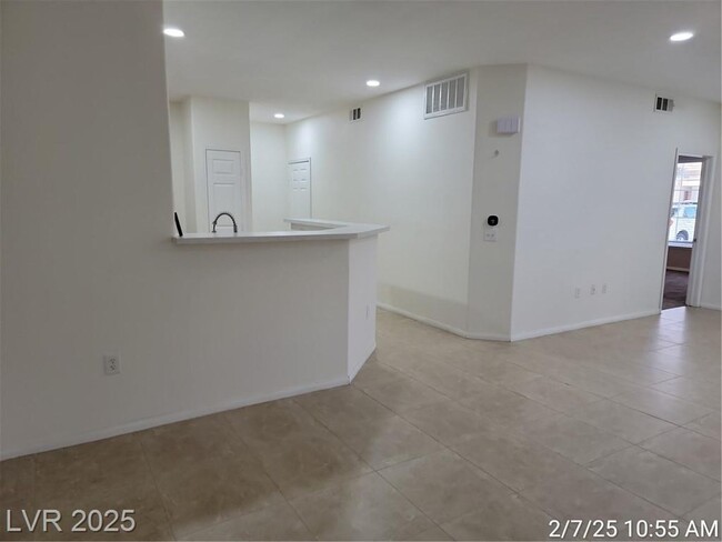 Building Photo - 3 BED 2 BATH LOCATED ON THE SOUTH END OF T...