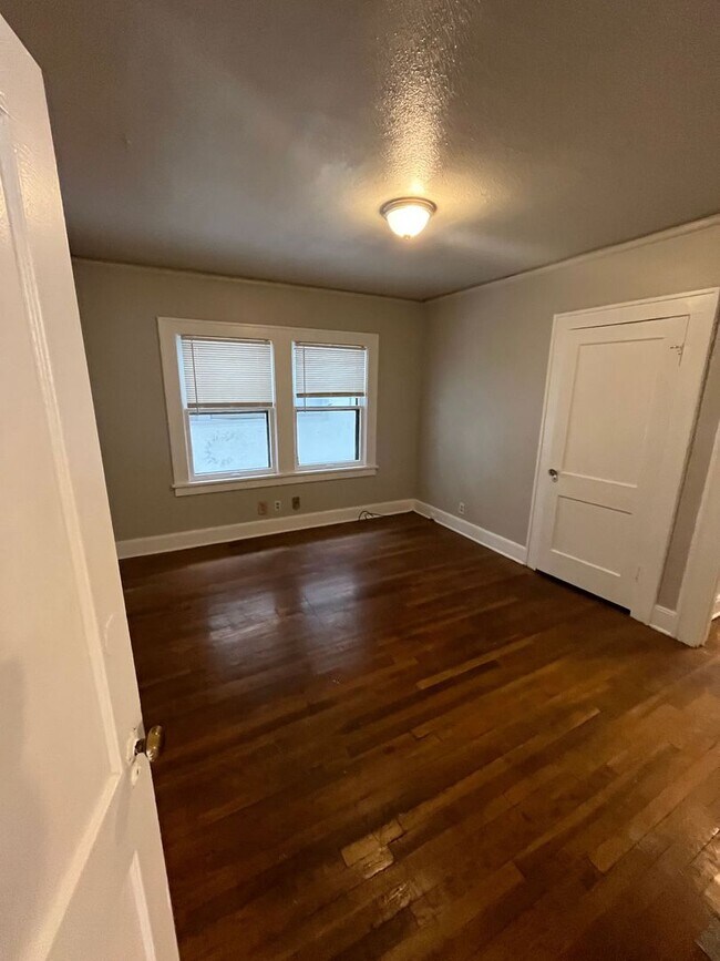 Foto del edificio - Available Now!!  Gorgeous home! 4 Beds, 1.5 Baths near UMKC! $2100