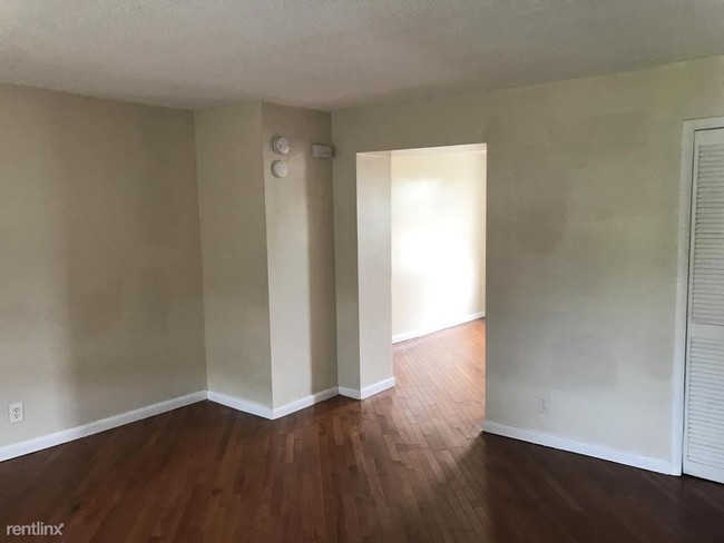 Building Photo - 3 br, 2 bath Townhome - 7539 Berkshire Rd