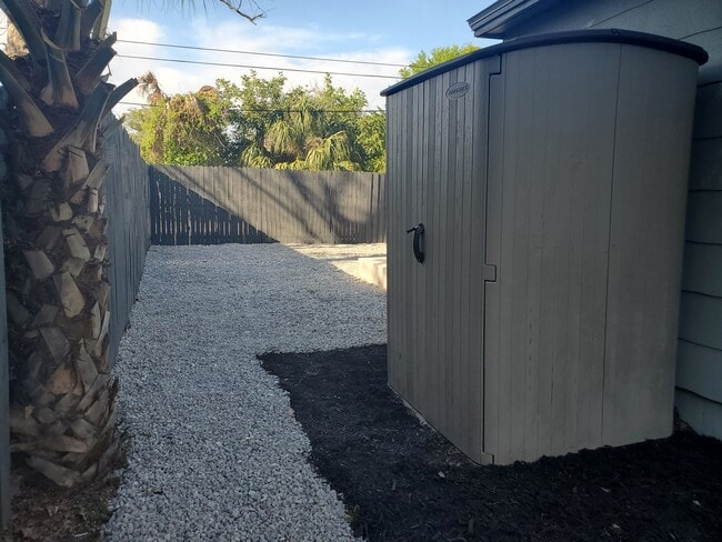 Large side yard leading to mailbox and garbage cans - 3115 54th Ave N
