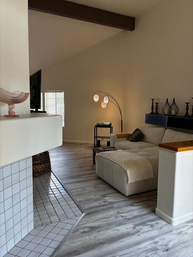 Foto del edificio - Beautiful La Jolla Condo – Fully Furnished – $350 Off 1st Month!