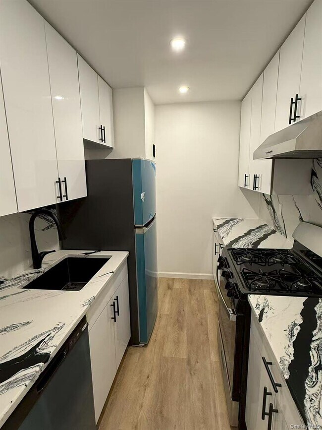 Foto del edificio - 74-02 43rd Ave