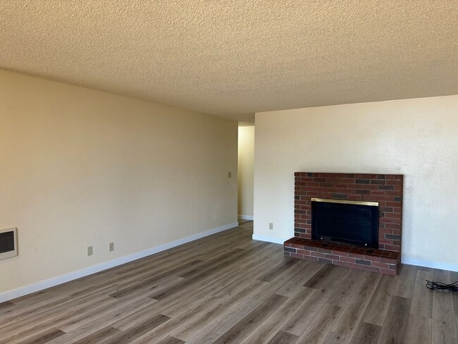 Building Photo - Lovely 2-bedroom/1-bathroom duplex with garage!