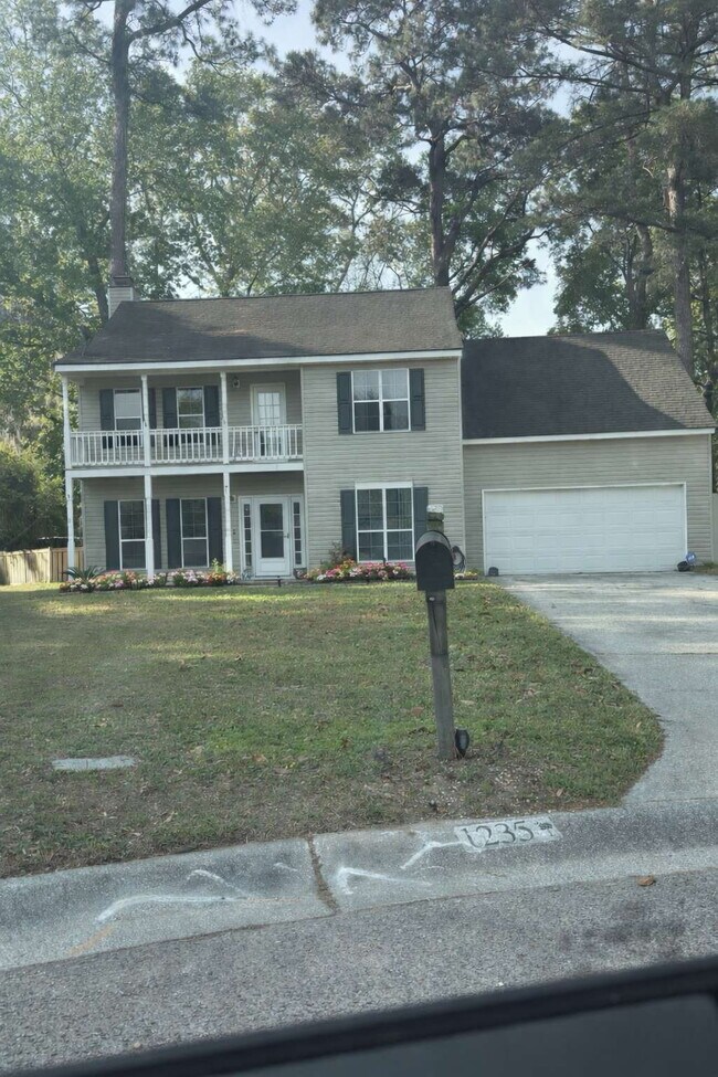 Building Photo - 1235 Center Lake Dr