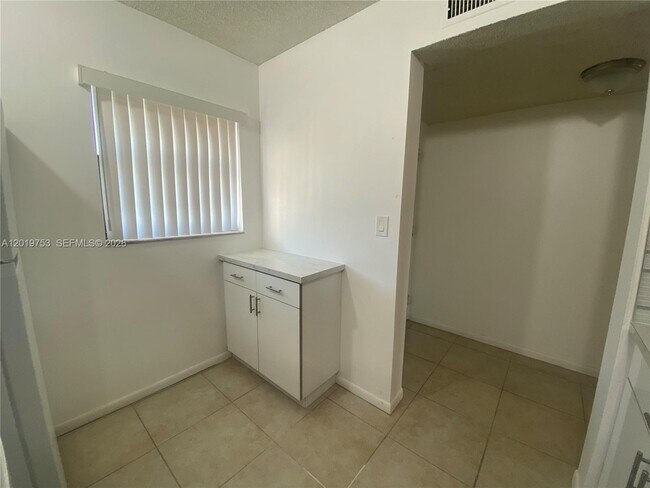 Foto del edificio - 3410 Foxcroft Rd