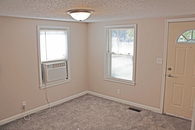 Building Photo - 1-Bedroom, 1-Bath House for Rent