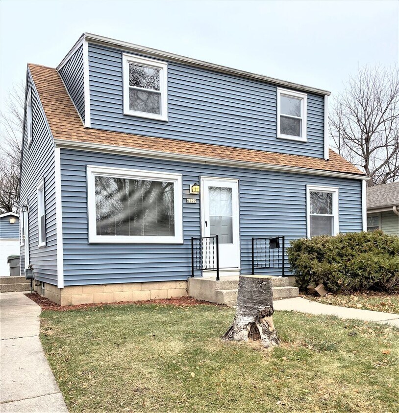 Foto principal - Newly updated 4 bedroom single family home