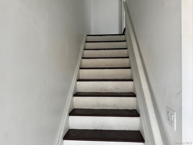 Foto del edificio - 8-27 Hartman Ln