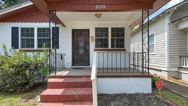 Entry - 939 W 38th St