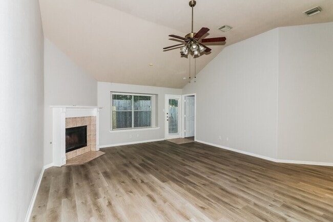 Building Photo - 810 Courtside Dr E
