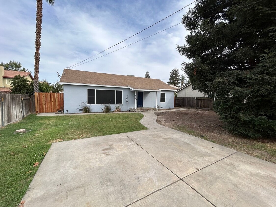 Primary Photo - Yard service included