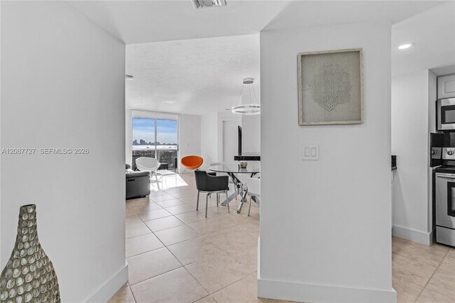 Foto del edificio - 5880 Collins Ave