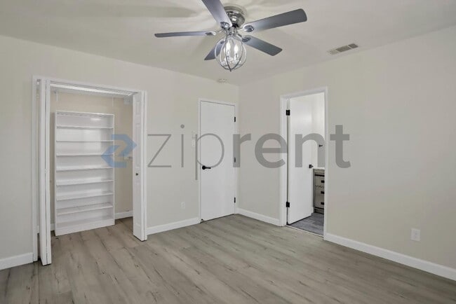 Building Photo - Unit