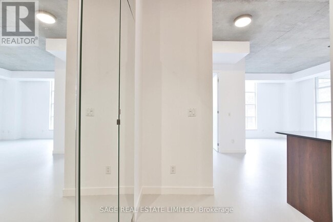 Building Photo - 23 Brant St