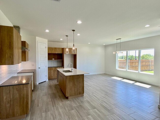 Building Photo - 313 Deer Path Lp