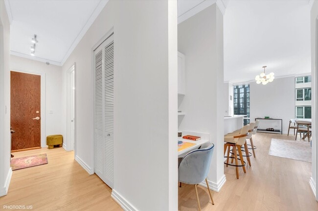 Building Photo - 170 W Polk St Unit 1101