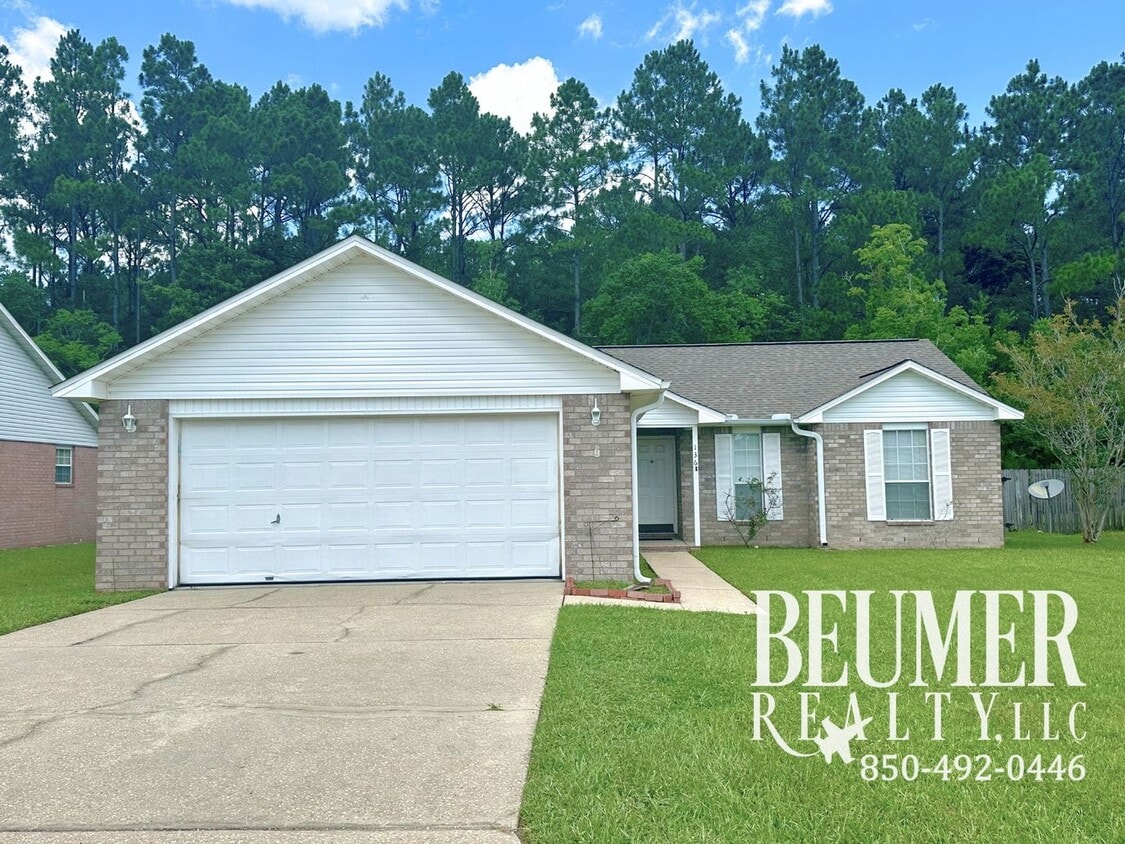 Primary Photo - Charming 3-Bedroom Home in Lake Cook Estat...