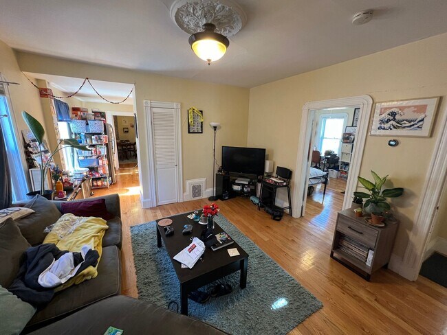 Building Photo - EXTEMELY NICE SOMERVILLE 4 BED!!!