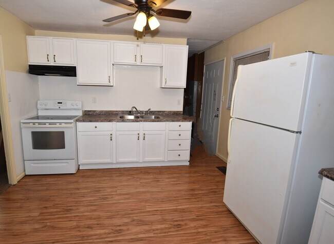 Building Photo - South Side 3 bedroom Ranch near shopping a...