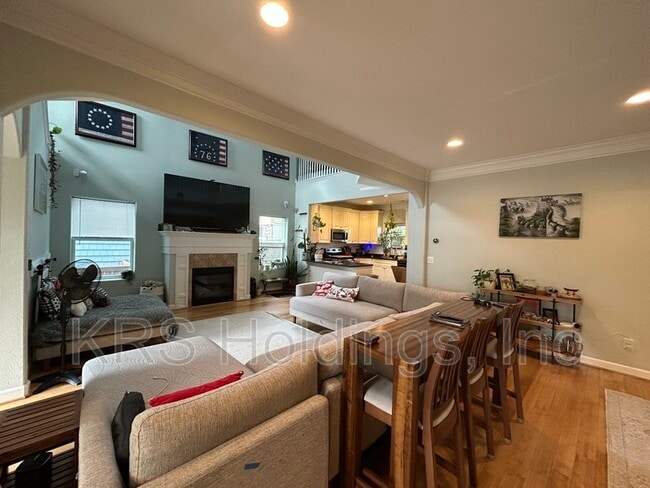 Building Photo - 3112 Pretty Lake Ave