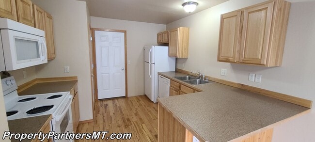 Building Photo - Very Nice 3 Bed 2.5 Bath Town house in River Rock Subdivision!