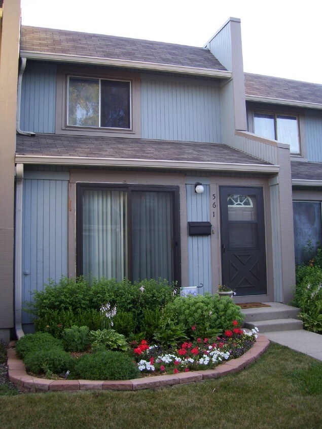 561 Quail Creek Dr, Grayslake, IL 60030 Townhouse for Rent in