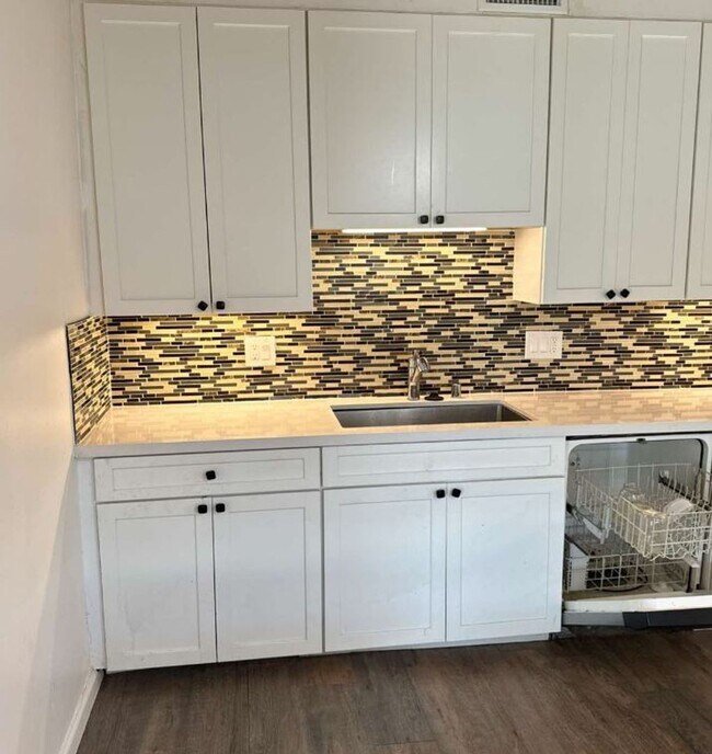 Foto del edificio - Gorgeous 3 Bedroom with Fully Functional S...
