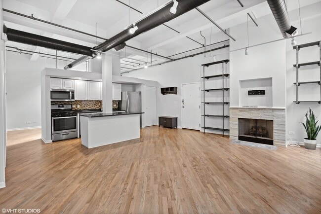 Building Photo - 2222 W Diversey Ave