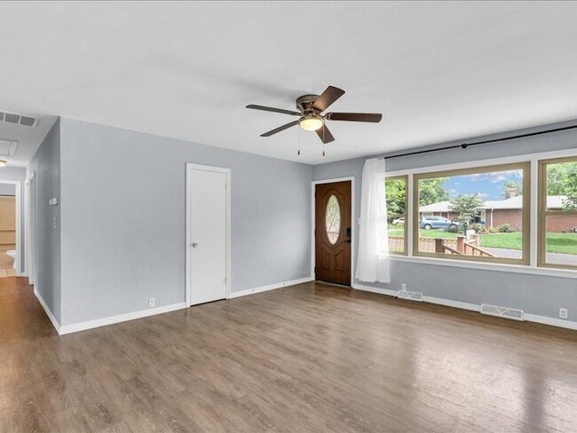 Building Photo - 615 Breen Dr