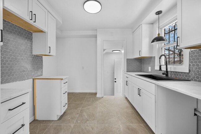 Building Photo - 18525 Westmoreland Rd