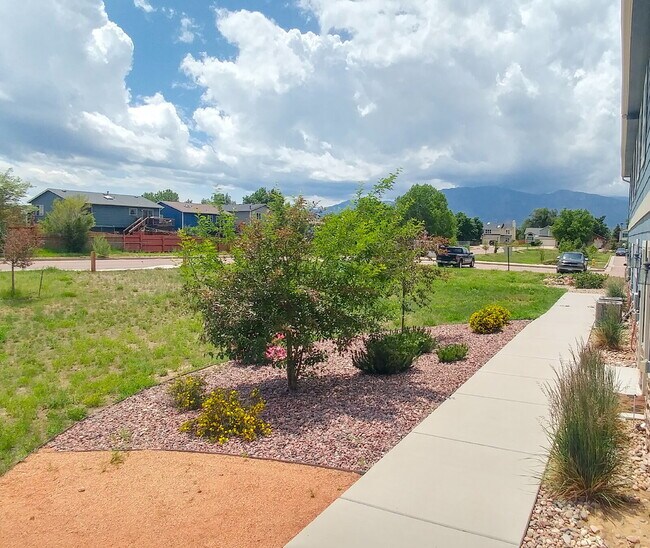 Building Photo - Spacious End Unit - The Townhomes at Bradl...
