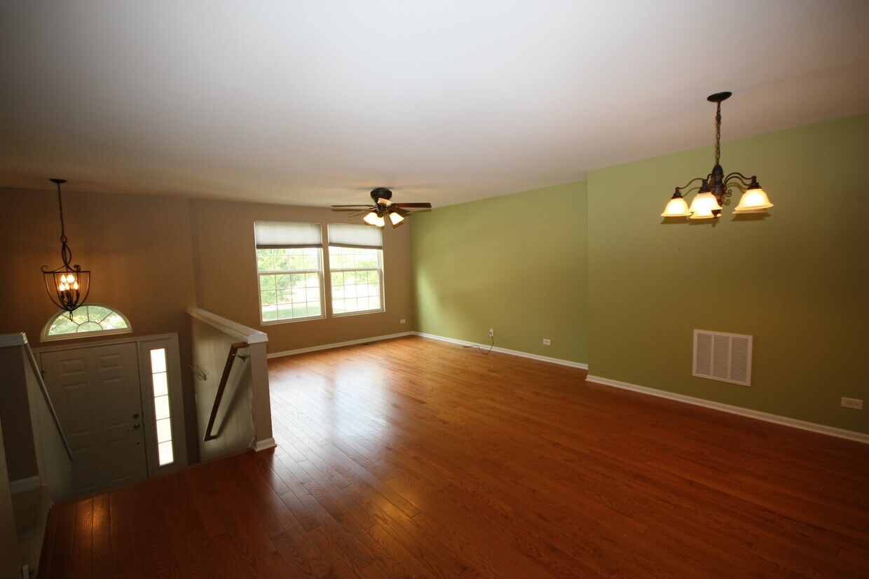 Building Photo - 993 Reserve Dr