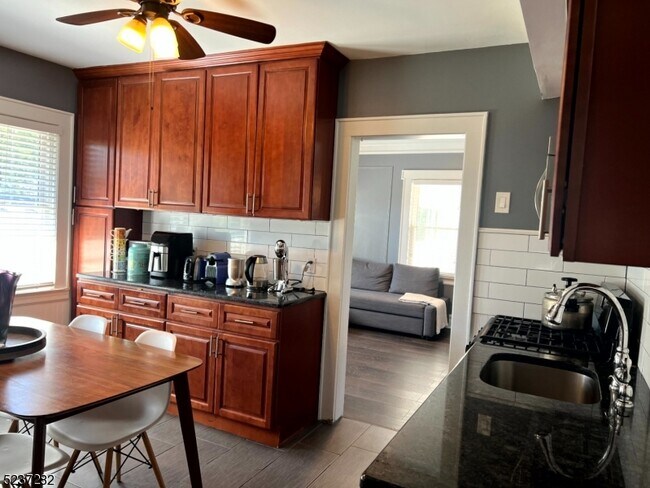 Foto del edificio - 386 Orange Rd