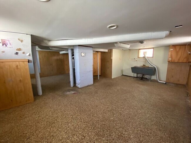 Building Photo - Spacious 3 Bedroom Home Available!!