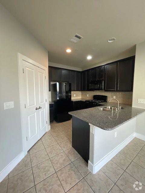 Building Photo - 2219 Katy Ln