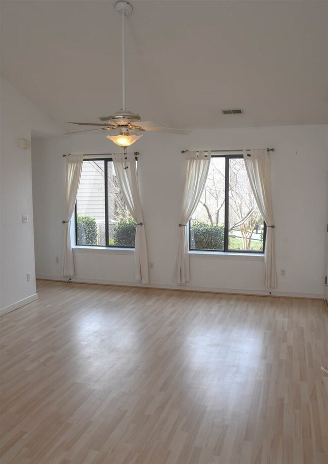 Building Photo - 5 Waterwheel Ct