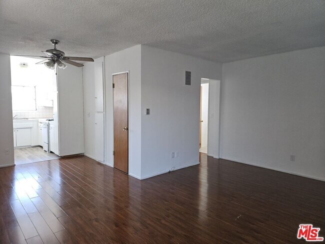Foto del edificio - 5641 Halbrent Ave