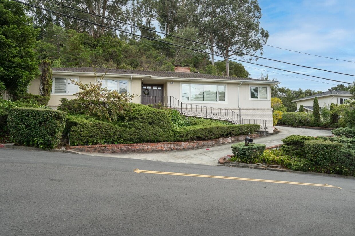 Building Photo - 2726 El Prado Rd