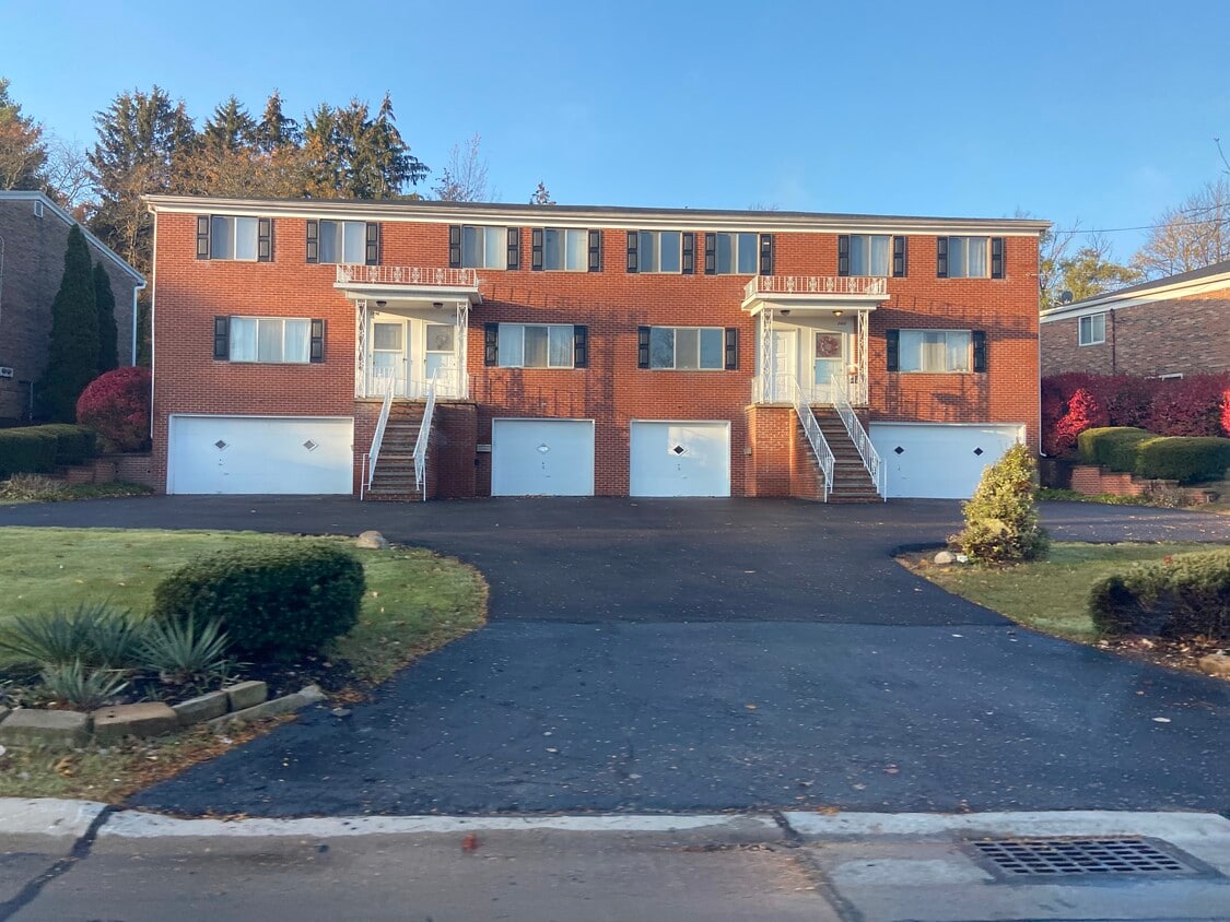 2602 Chamberlain Rd, Fairlawn, OH 44333 Townhouse for Rent in