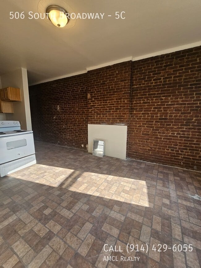 Building Photo - 506 South Broadway-5C