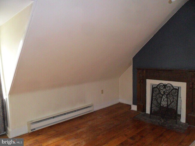 Building Photo - 208 Delaware St