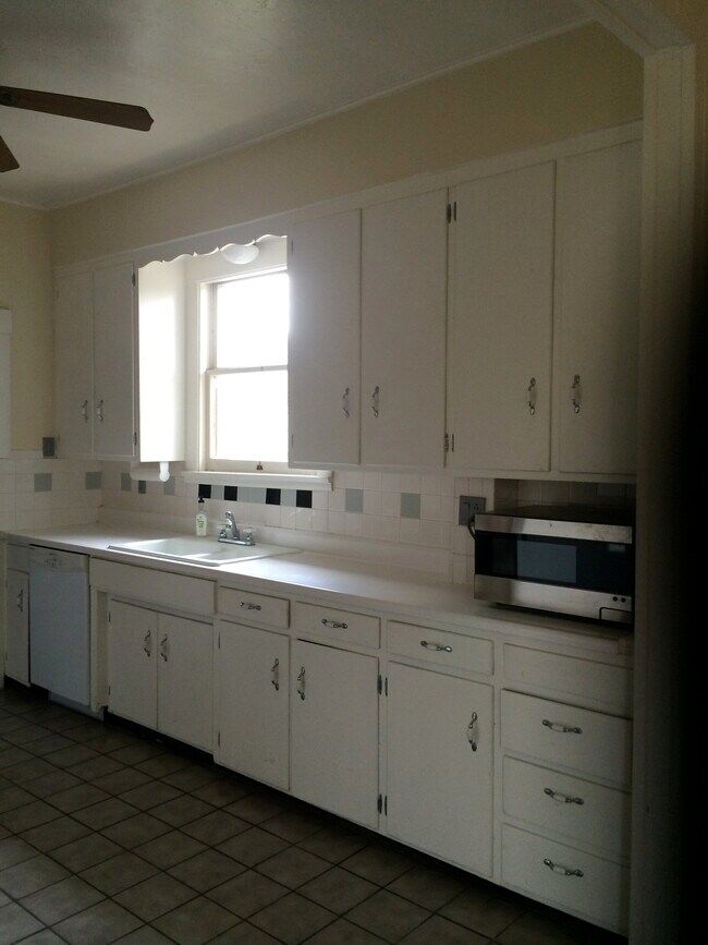Encimera de cocina sur - 525 N 1st Ave
