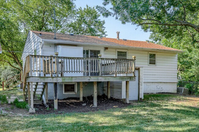 Building Photo - Charming 3-Bedroom Omaha Home with Finishe...