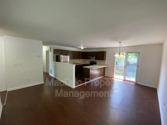 Building Photo - 905 Kilarney Dr