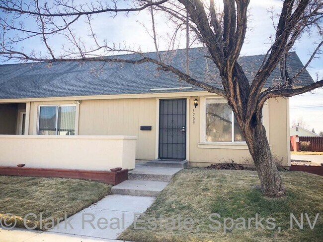 Building Photo - Check out this cozy townhouse in the heart...