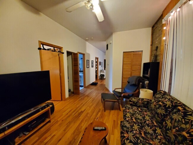 Foto del edificio - 2048 N Western Ave