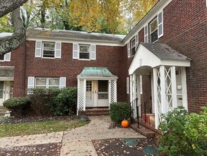 Building Photo - 102 Manor Dr