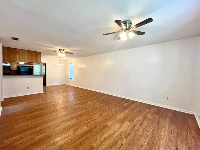 Building Photo - 10800 Kiamichi Dr